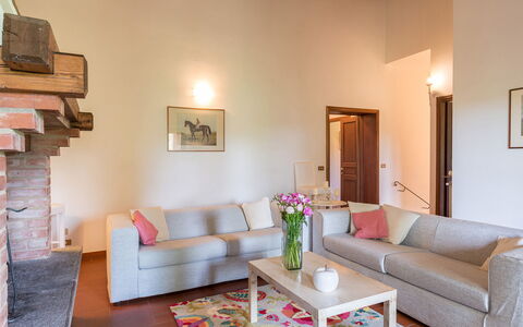 Podere Calcheto 14: Möbel, Interior Design, Flooring, Wand, Fussboden, Couch, Holz, Zimmer, Wohnzimmer, Decke