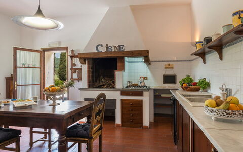 Podere Calcheto 14: Möbel, Küche, Interior Design, Holz, Flooring, Countertop, Decke, Zuhause, Beleuchtung, Cabinetry