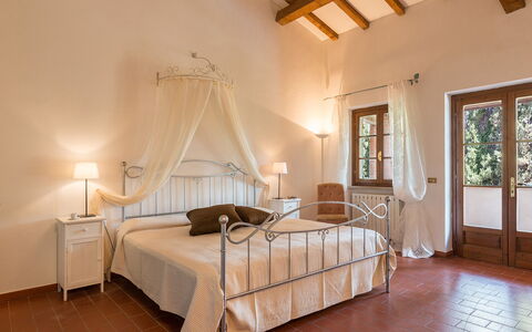Podere Calcheto 14: Möbel, Interior Design, Flooring, Bett, Fussboden, Decke, Schlafzimmer, Zimmer, Zuhause, Beleuchtung