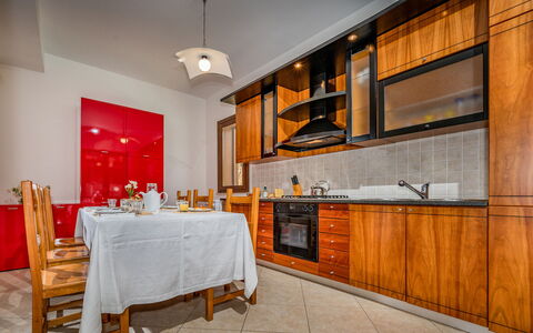 Villa delle Sirene 6: Flooring, Holz, Interior Design, Fussboden, Küche, Decke, Zimmer, Cabinetry, Beleuchtung, Major Appliance