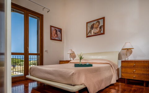 Villa delle Sirene 6: Möbel, Bett, Interior Design, Schlafzimmer, Wand, Flooring, Fussboden, Holz, Bettdecke, Zimmer