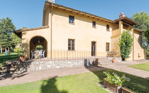Villa Ginestraio 14: Zuhause, Haus, Strauch, Estate, Garten, Tür, Hütte, Bauernhaus, Rasen, Villa