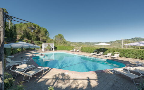 Villa Ginestraio 14: Schwimmbad, Gartenmöbel, Sonnenliege, Resort, Regenschirm, Thermae, Eco Hotel, Schatten, Stuhl, Ferienort