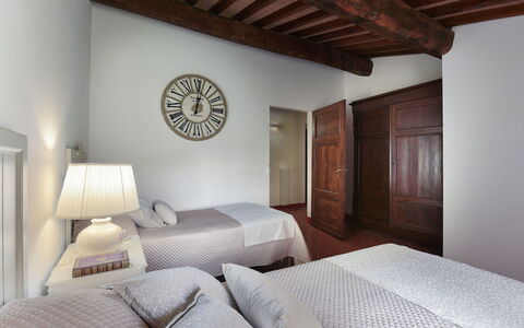 Villa Ginestraio 14: Bett, Interior Design, Möbel, Schlafzimmer, Wand, Bedding, Fussboden, Bettdecke, Flooring, Decke