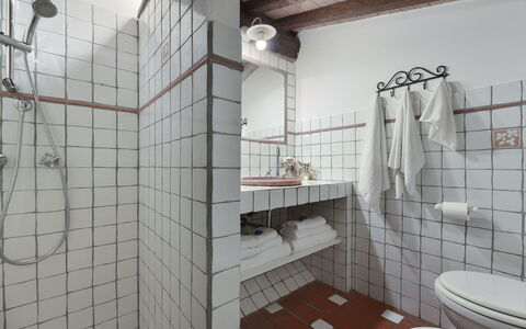 Villa Ginestraio 14: Wand, Armatur, Badezimmer, Interior Design, Installation, Flooring, Zapfhahn, Fussboden, Sinken, Bad Sink