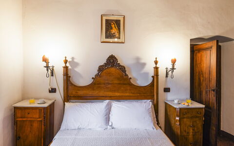 Torre di Paciano 10+2: Wand, Möbel, Schlafzimmer, Bett, Interior Design, Bettdecke, Bedding, Bettrahmen, Beleuchtung, Fussboden