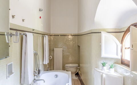 Torre di Paciano 10+2: Interior Design, Flooring, Armatur, Fussboden, Decke, Zapfhahn, Beleuchtung, Badezimmer, Installation, Sinken