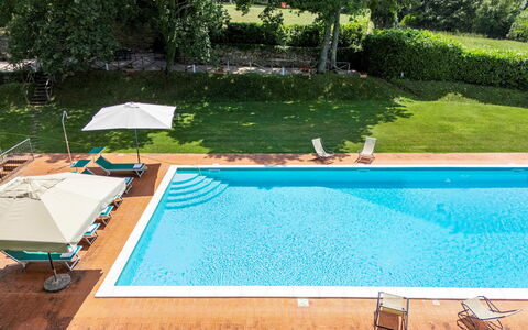 Torre di Paciano 10+2: Schwimmbad, Blau, Wasser, Resort, Eco Hotel, Verbundwerkstoff, Thermae, Gartenmöbel, Sonnenliege, Schatten