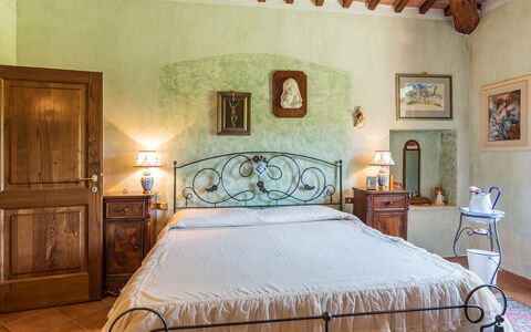 La Casa Dell'Artista 6: Möbel, Interior Design, Flooring, Fussboden, Decke, Zimmer, Beleuchtung, Bett, Schlafzimmer, Tabelle