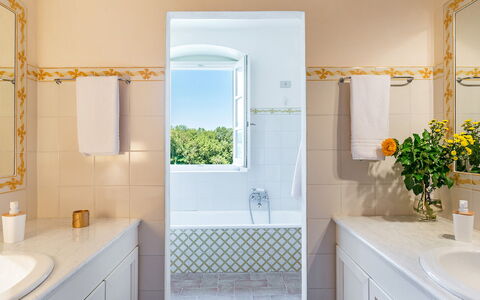 Villa Pucci 12: Badezimmer, Wand, Interior Design, Armatur, Flooring, Fussboden, Zapfhahn, Installation, Fliese, Badewanne
