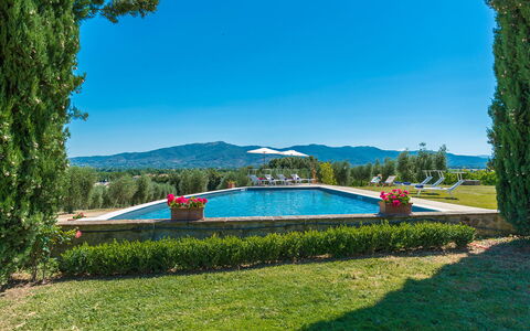 Villa Pucci 12: Blau, Bergforms, Natur, Berg, Hügel, Landschaft, Hochland, Gebirge, Bergstation, Senke
