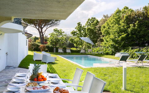Villa Sarah 10+2: Schwimmbad, Resort, Garten, Estate, Rasen, Villa, Gartenmöbel, Eco Hotel, Landscaping, Sonnenliege