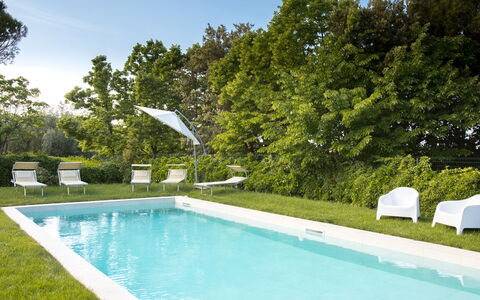 Villa Sarah 10+2: Schwimmbad, Gartenmöbel, Freizeit, Schatten, Verbundwerkstoff, Garten, Sonnenliege, Resort, Landscaping, Eco Hotel