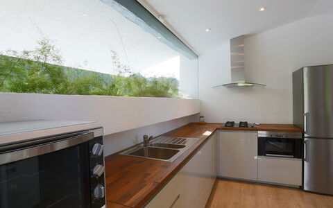 Villa Sarah 10+2: Küche, Countertop, Küchengerät, Interior Design, Major Appliance, Cabinetry, Flooring, Holz, Decke, Haushaltsgerät