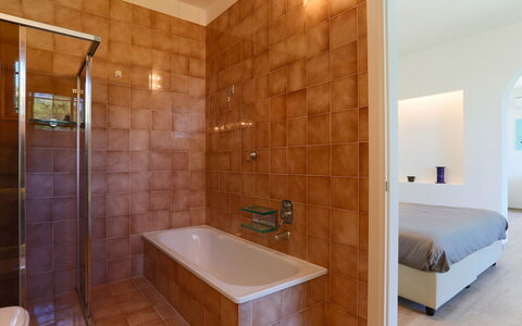 Villa Sarah 10+2: Flooring, Wand, Interior Design, Fussboden, Armatur, Badezimmer, Decke, Beleuchtung, Installation, Zimmer