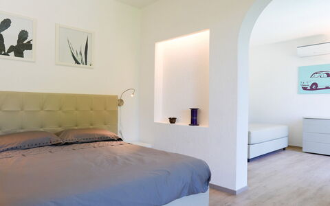Villa Sarah 10+2: Möbel, Bett, Interior Design, Wand, Schlafzimmer, Flooring, Fussboden, Zimmer, Holz, Bedding