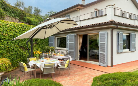 Villa Ninfeo 10+4: Zuhause, Haus, Wohngebiet, Dach, Tür, Blumentopf, Balkon, Zimmerpflanze, Estate, Veranda