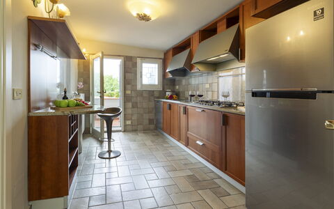 Villa Ninfeo 10+4: Küche, Countertop, Major Appliance, Küchengerät, Möbel, Flooring, Interior Design, Cabinetry, Decke, Haushaltsgerät