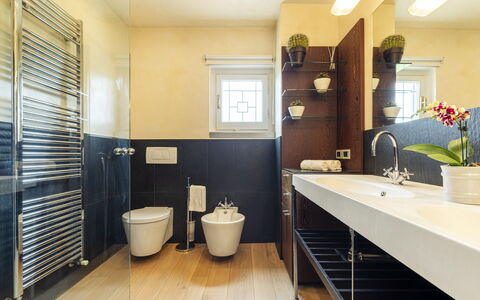 Villa Ninfeo 10+4: Badezimmer, Armatur, Interior Design, Flooring, Bad Sink, Wand, Sinken, Fussboden, Zapfhahn, Installation