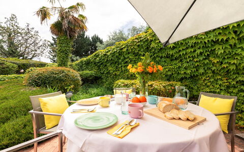 Villa Ninfeo 10+4: Geschirr, Essen, Tabelle, Garten, Tischdecke, Tisch Im Freien, Gartenmöbel, Servierware, Frühstück, Dishware
