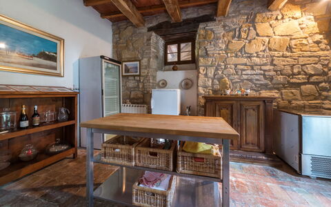 Borgo Colle Ridente 13: Möbel, Interior Design, Flooring, Holz, Küche, Fussboden, Decke, Tabelle, Beleuchtung, Cabinetry