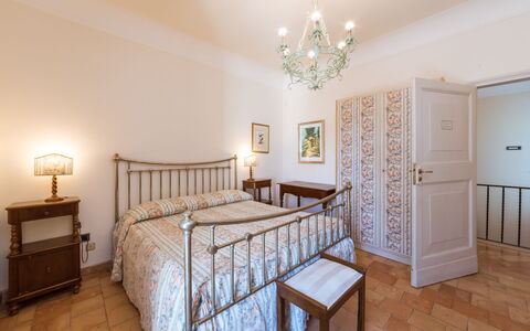 Borgo Colle Ridente 13: Bett, Interior Design, Schlafzimmer, Möbel, Flooring, Bettdecke, Decke, Fussboden, Bedding, Zimmer