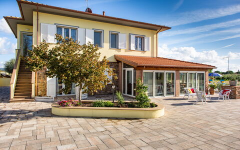Il Nocciolo 12: Zuhause, Wohngebiet, Tür, Schatten, Estate, Flagstone, Veranda, Beton, Blumentopf, Villa