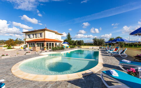 Il Nocciolo 12: Schwimmbad, Resort, Estate, Gartenmöbel, Villa, Regenschirm, Hotel, Eco Hotel, Landscaping, Ferienort