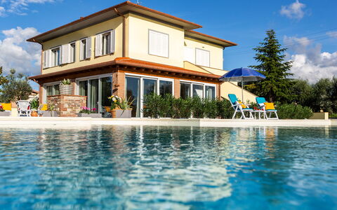 Il Nocciolo 12: Schwimmbad, Zuhause, Haus, Wohngebiet, Estate, Resort, Villa, Eco Hotel, Gartenmöbel, Schatten