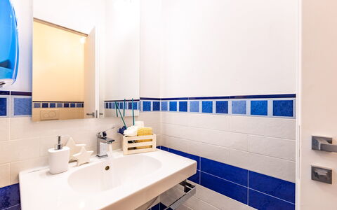 Il Nocciolo 12: Blau, Flooring, Fussboden, Armatur, Interior Design, Badezimmer, Fliese, Installation, Zapfhahn, Sinken