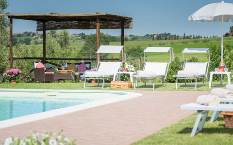 Poggio Vistabella 10: Schwimmbad, Gartenmöbel, Resort, Möbel, Garten, Sonnenliege, Rasen, Schatten, Eco Hotel, Hinterhof