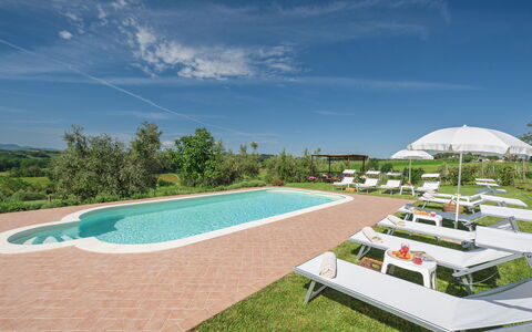 Poggio Vistabella 10: Schwimmbad, Garten, Rasen, Gartenmöbel, Bauernhaus, Estate, Garten, Landscaping, Hazienda, Resort