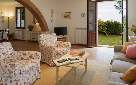 Poggio Vistabella 10: Möbel, Interior Design, Flooring, Tabelle, Stuhl, Holz, Zimmer, Fussboden, Wohnzimmer, Decke