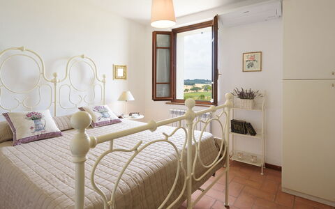 Poggio Vistabella 10: Möbel, Interior Design, Bett, Schlafzimmer, Flooring, Fussboden, Decke, Zimmer, Bettdecke, Bedding