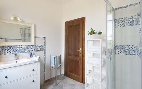 Poggio Vistabella 10: Blau, Flooring, Fussboden, Armatur, Badezimmer, Interior Design, Fliese, Installation, Zapfhahn, Zimmer