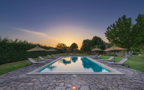 Villa Augusto 10: Schwimmbad, Resort, Gartenmöbel, Garten, Landscaping, Eco Hotel, Water Feature, Schatten, Estate, Reflecting Pool