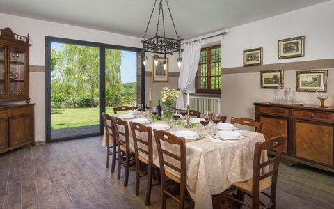 Villa Augusto 10: Möbel, Interior Design, Tabelle, Holz, Esszimmer, Stuhl, Küche & Esszimmer Tisch, Decke, Zimmer, Beleuchtung
