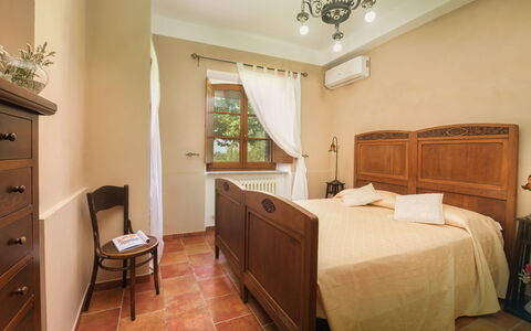 Villa Augusto 10: Möbel, Bett, Interior Design, Schlafzimmer, Flooring, Holz, Fussboden, Decke, Bettdecke, Bedding