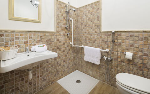 Villa Augusto 10: Armatur, Badezimmer, Flooring, Fussboden, Installation, Interior Design, Fliese, Bad Sink, Toilleten Sitz, Zapfhahn