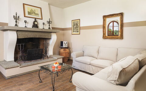 Villa Augusto 10: Möbel, Interior Design, Flooring, Holz, Zimmer, Fussboden, Wohnzimmer, Beleuchtung, Couch, Feuerstelle