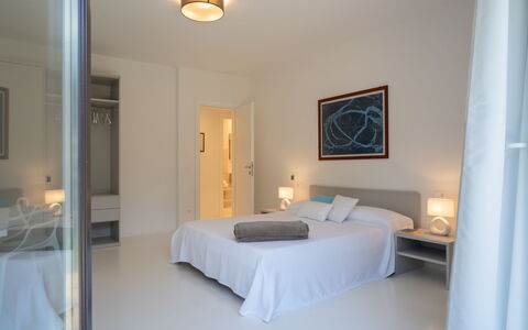 Villa Giomoa 8: Möbel, Interior Design, Bett, Holz, Fussboden, Schlafzimmer, Flooring, Decke, Zimmer, Bettdecke