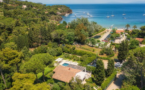 Villa Giomoa 8: Landschaft, Vogelperspektive, Resort, Estate, Luftaufnahmen, Küste, Eco Hotel, Ferienort, Landscaping, Bucht