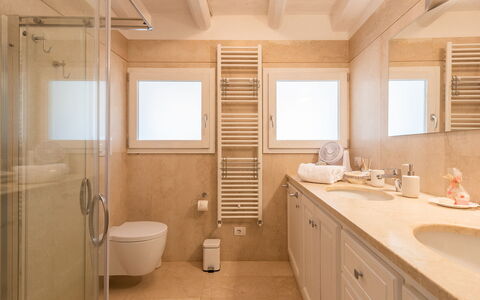 Tenuta Scialandre 10: Flooring, Fussboden, Armatur, Interior Design, Holz, Badezimmer, Sinken, Bad Sink, Beleuchtung, Zapfhahn