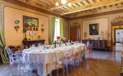 Villa Lemura 16+4: Stuhl, Küche & Esszimmer Tisch, Holzboden, Esszimmer, Zimmerpflanze, Halle, Restaurant, Hotel, Leuchter, Tischdecke