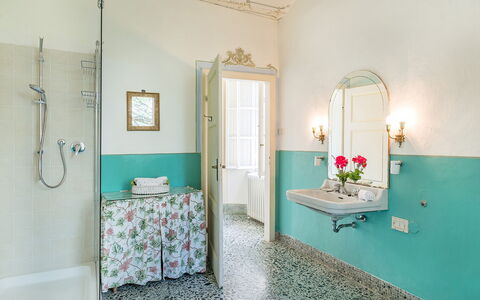 Villa Lemura 16+4: Wand, Bad Sink, Badezimmer, Armatur, Interior Design, Flooring, Fussboden, Zapfhahn, Sinken, Installation