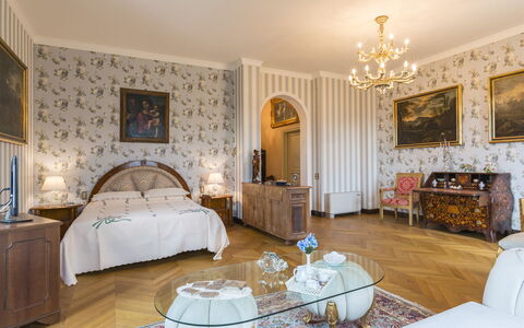Villa Michelangelo 14: Möbel, Interior Design, Flooring, Fussboden, Wand, Schlafzimmer, Decke, Holz, Zimmer, Bett