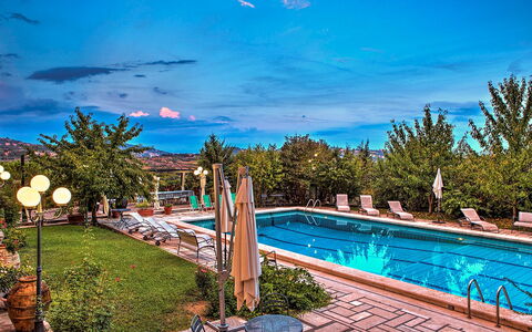 Villa Michelangelo 14: Schwimmbad, Resort, Gartenmöbel, Eco Hotel, Sonnenliege, Freizeit, Thermae, Hotel, Regenschirm, Ferienort