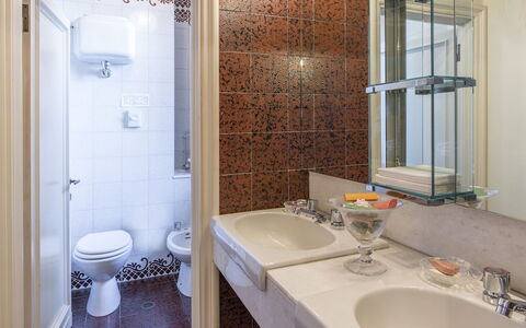 Villa Michelangelo 14: Bad Sink, Badezimmer, Armatur, Sinken, Interior Design, Zapfhahn, Flooring, Installation, Fussboden, Zimmer