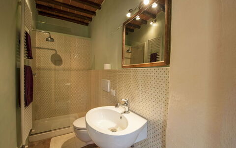 Buca delle Fate 8: Badezimmer, Bad Sink, Armatur, Wand, Flooring, Fussboden, Interior Design, Holz, Sinken, Zapfhahn