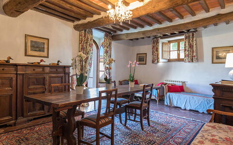 Villalta 18+2: Möbel, Wand, Interior Design, Flooring, Holz, Tabelle, Stuhl, Bilderrahmen, Fussboden, Esszimmer